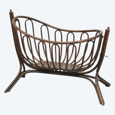 Grande culla Art Nouveau in legno curvato, attribuita a Thonet, circa 1900.