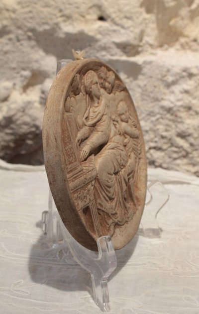 Medaglione in terracotta "Sainte Cécile", opera italiana, fine XIX secolo