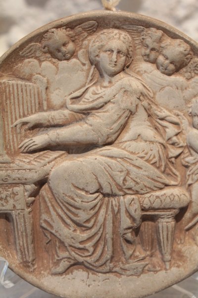 Medaglione in terracotta "Sainte Cécile", opera italiana, fine XIX secolo