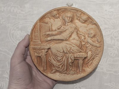 Medaglione in terracotta "Sainte Cécile", opera italiana, fine XIX secolo