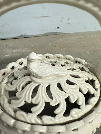 Réchaud ancien en céramique émaillée blanche à relief et ajourée, début 19ème siècle, 22x40