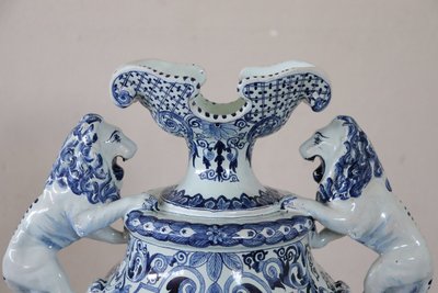 antike Vase aus Majolika aus dem 19. Jahrhundert
