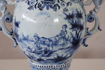 antike Vase aus Majolika aus dem 19. Jahrhundert