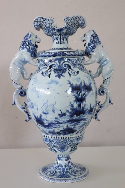 antike Vase aus Majolika aus dem 19. Jahrhundert