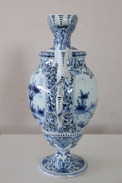antike Vase aus Majolika aus dem 19. Jahrhundert