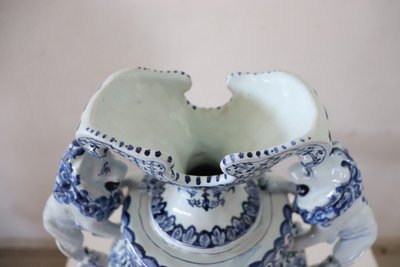antike Vase aus Majolika aus dem 19. Jahrhundert