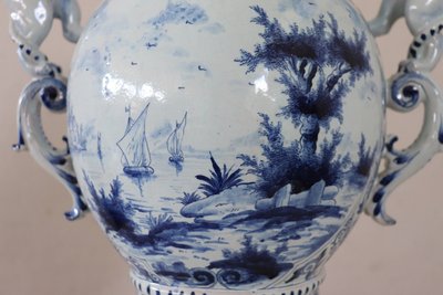 antike Vase aus Majolika aus dem 19. Jahrhundert