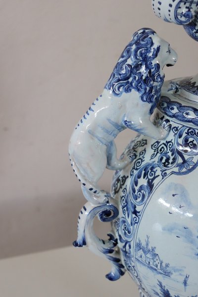 antike Vase aus Majolika aus dem 19. Jahrhundert