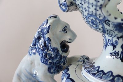 antike Vase aus Majolika aus dem 19. Jahrhundert