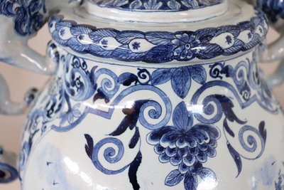 antike Vase aus Majolika aus dem 19. Jahrhundert