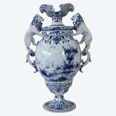antike Vase aus Majolika aus dem 19. Jahrhundert