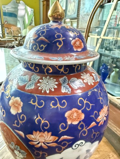 Vase japonais ancien, début du 20e siècle, signé à la base, h 55 cm.