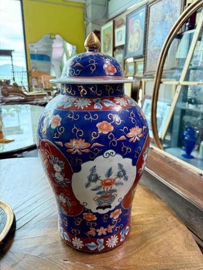 Vase japonais ancien, début du 20e siècle, signé à la base, h 55 cm.