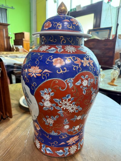 Vase japonais ancien, début du 20e siècle, signé à la base, h 55 cm.