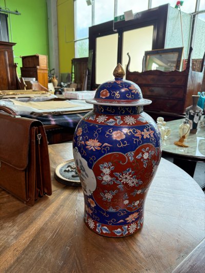 Vase japonais ancien, début du 20e siècle, signé à la base, h 55 cm.
