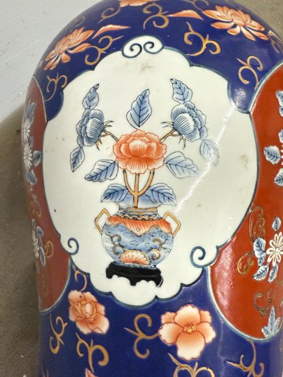 Vase japonais ancien, début du 20e siècle, signé à la base, h 55 cm.