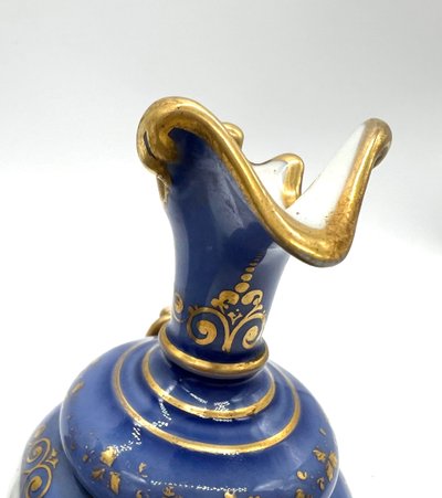 Paire de petits vases en porcelaine à fond bleu, décor d’oiseaux – Style Sèvres – XIXe siècle