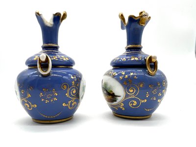 Paire de petits vases en porcelaine à fond bleu, décor d’oiseaux – Style Sèvres – XIXe siècle