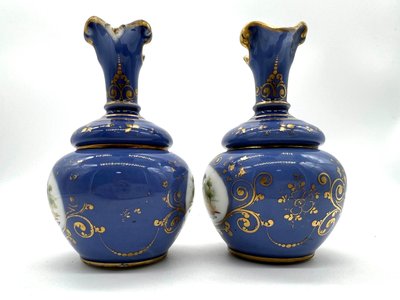 Paire de petits vases en porcelaine à fond bleu, décor d’oiseaux – Style Sèvres – XIXe siècle