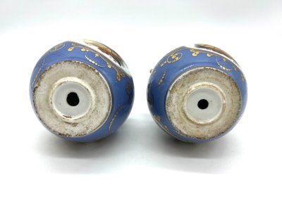 Paire de petits vases en porcelaine à fond bleu, décor d’oiseaux – Style Sèvres – XIXe siècle