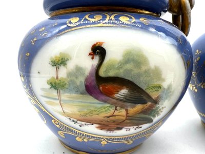 Paire de petits vases en porcelaine à fond bleu, décor d’oiseaux – Style Sèvres – XIXe siècle