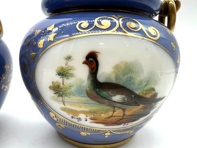 Paire de petits vases en porcelaine à fond bleu, décor d’oiseaux – Style Sèvres – XIXe siècle