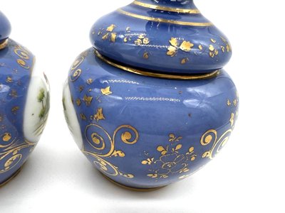 Paire de petits vases en porcelaine à fond bleu, décor d’oiseaux – Style Sèvres – XIXe siècle