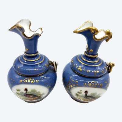 Paire de petits vases en porcelaine à fond bleu, décor d’oiseaux – Style Sèvres – XIXe siècle