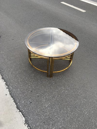Table De Salon Et Ses 4 Tablettes d'Appoint En Laiton Et Verre Fumé, Style Maison Baguès, 1970