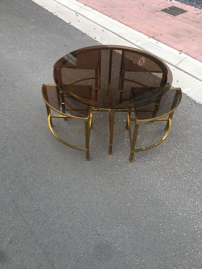 Table De Salon Et Ses 4 Tablettes d'Appoint En Laiton Et Verre Fumé, Style Maison Baguès, 1970