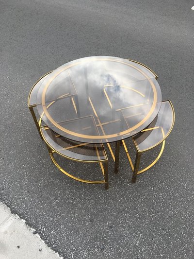 Table De Salon Et Ses 4 Tablettes d'Appoint En Laiton Et Verre Fumé, Style Maison Baguès, 1970