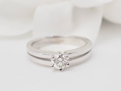 Bague Solitaire en or blanc et diamant 0.45ct