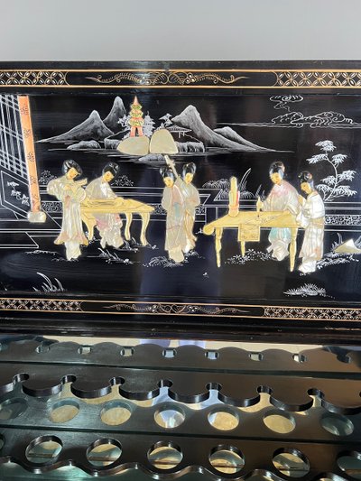 Meuble Bar Asiatique En Bois Laqué Noir Et Doré , XXe Siècle