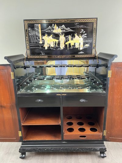 Meuble Bar Asiatique En Bois Laqué Noir Et Doré , XXe Siècle