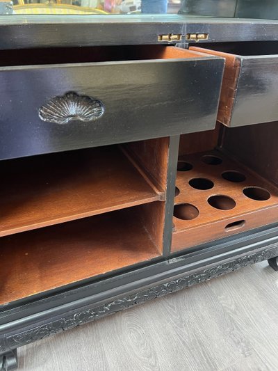 Meuble Bar Asiatique En Bois Laqué Noir Et Doré , XXe Siècle