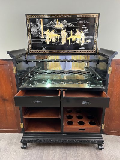 Meuble Bar Asiatique En Bois Laqué Noir Et Doré , XXe Siècle