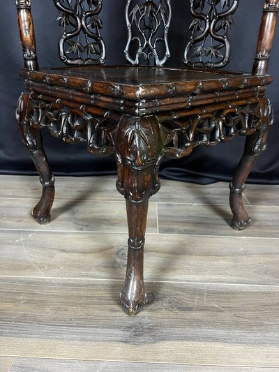 Fauteuil d’angle asiatique en bois sculpté