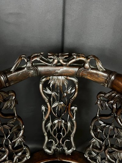 Fauteuil d’angle asiatique en bois sculpté