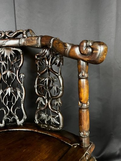 Fauteuil d’angle asiatique en bois sculpté