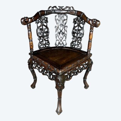 Fauteuil d’angle asiatique en bois sculpté