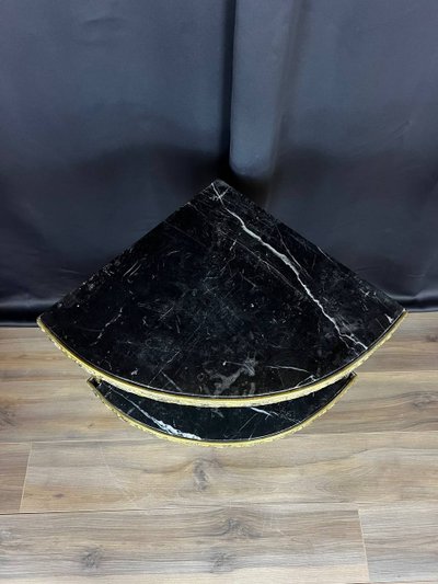 Tavolo d'angolo in marmo nero e struttura in bronzo