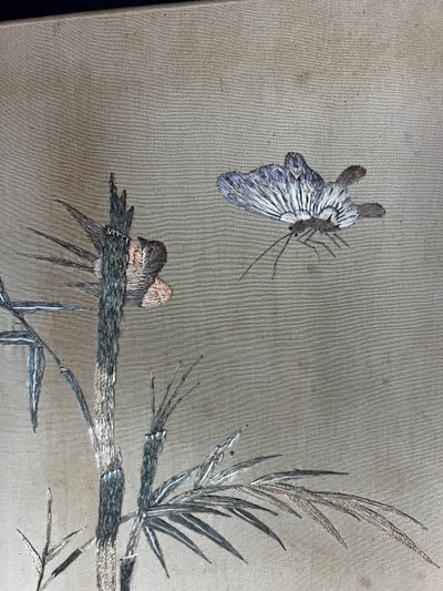 Grande pannello asiatico ricamato, pavoni e bambù - seta dipinta e ricamata - inizio XX secolo.