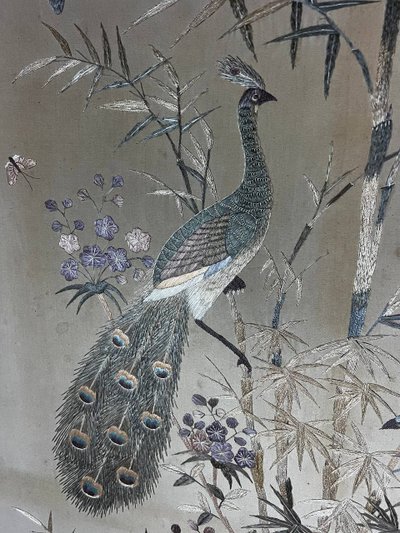 Grande pannello asiatico ricamato, pavoni e bambù - seta dipinta e ricamata - inizio XX secolo.