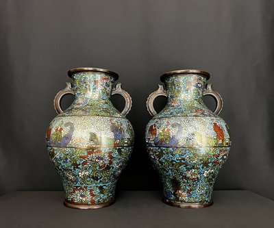 Paire de grands vases cloisonnés à décor de scènes de cour et fleurs 