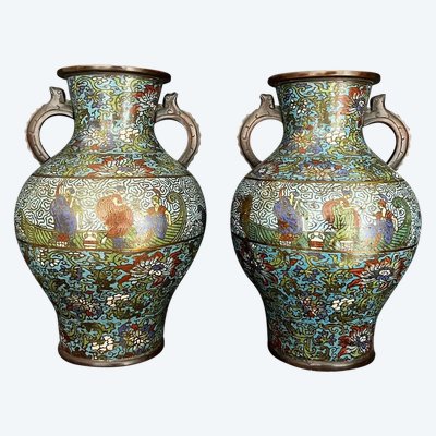 Paire de grands vases cloisonnés à décor de scènes de cour et fleurs 