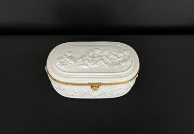 Dose aus Limoges-Biskuitporzellan mit Engelchen-Dekor - vergoldete Fassung