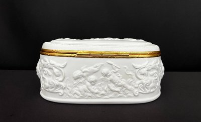Dose aus Limoges-Biskuitporzellan mit Engelchen-Dekor - vergoldete Fassung