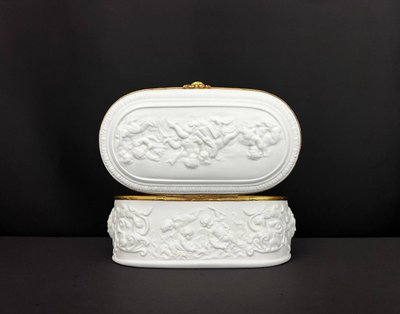 Dose aus Limoges-Biskuitporzellan mit Engelchen-Dekor - vergoldete Fassung