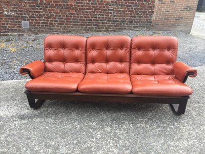 Divano anni '70 in legno laminato e pelle rossa arancione, stile scandinavo
