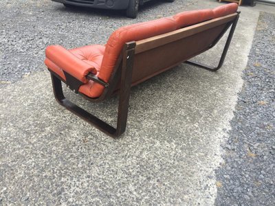 Divano anni '70 in legno laminato e pelle rossa arancione, stile scandinavo